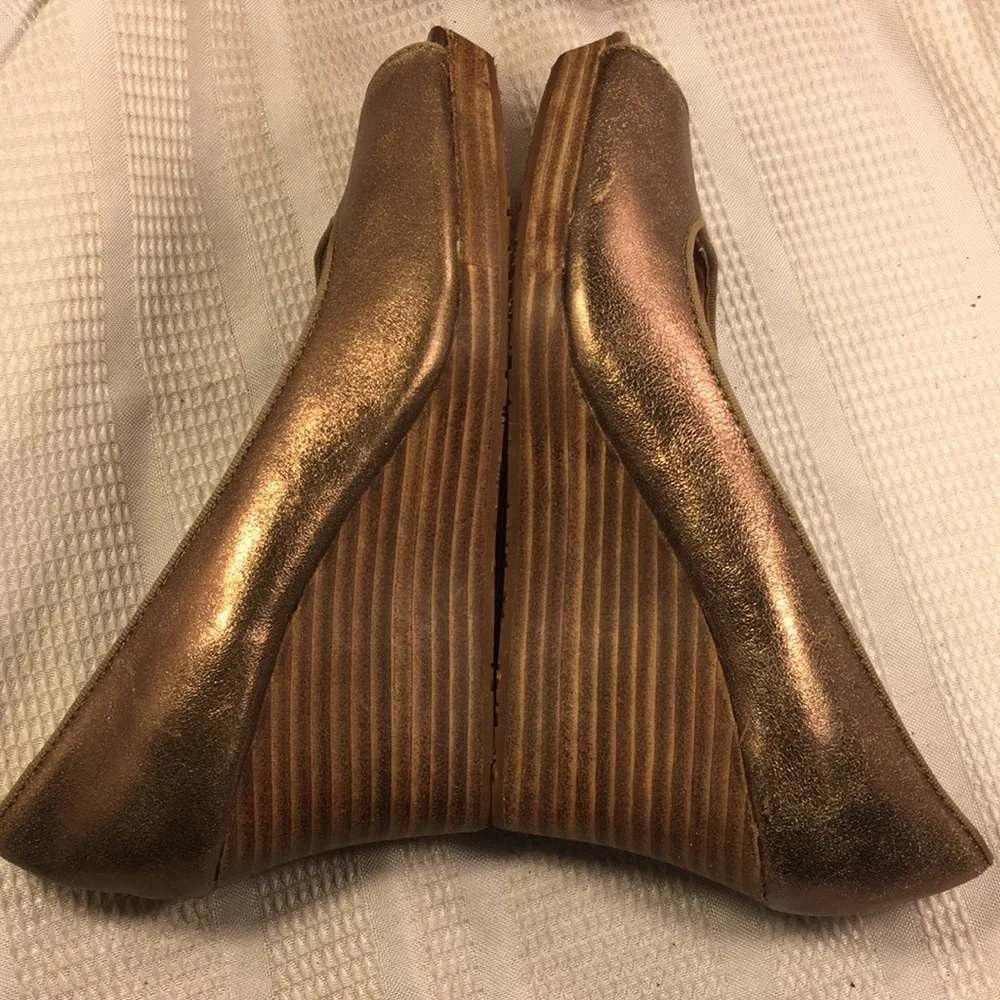 NWOT Fossil metallic leather peep toe 2.5”wedge